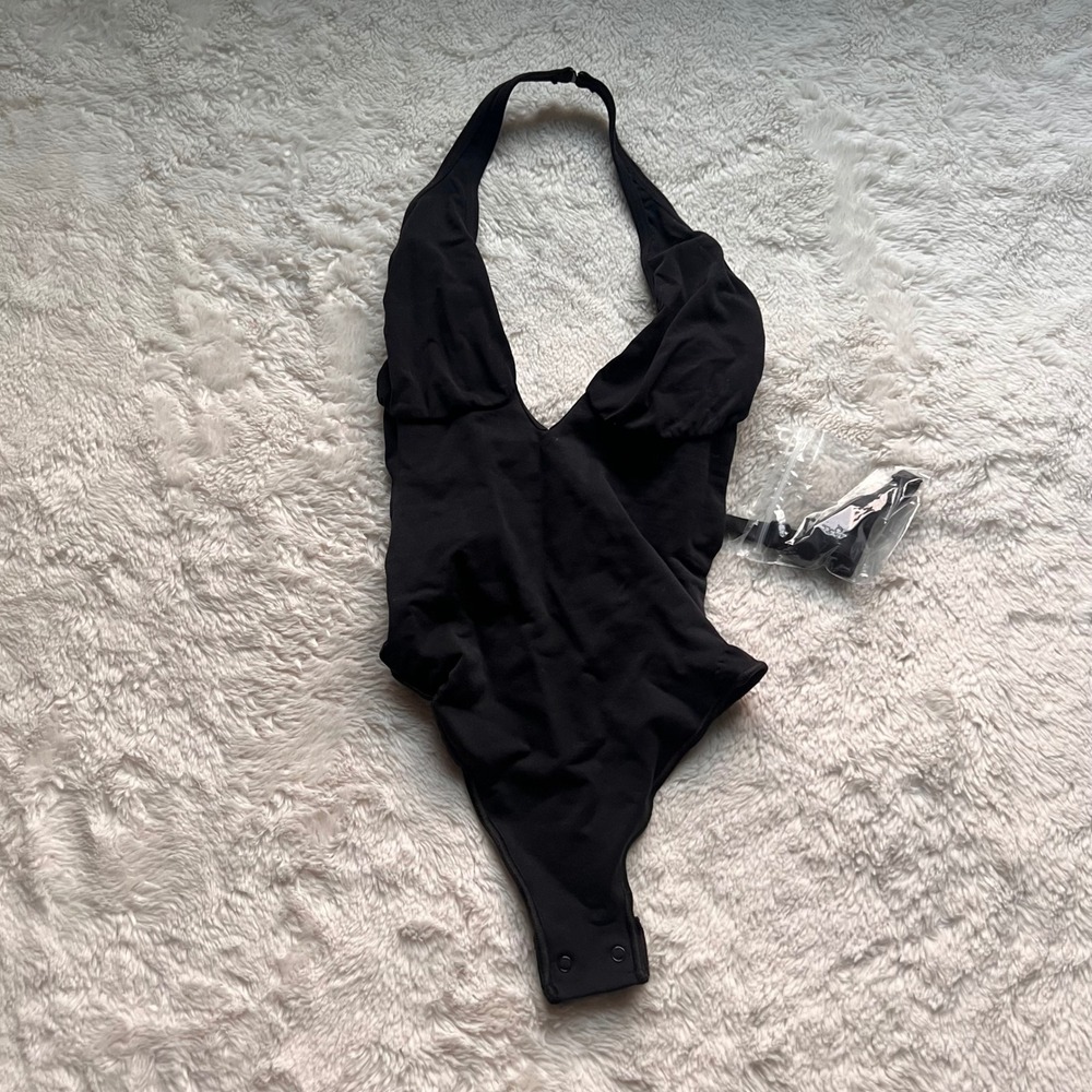 SKIMS Halter V-Neck Thong Bodysuit Onyx Black Small Sleeveless Snap Closure NEW